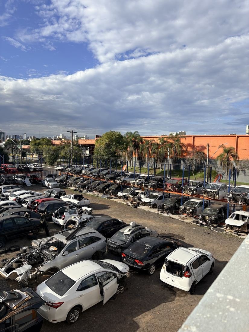 Vista do pátio com veículos para retirada de peças